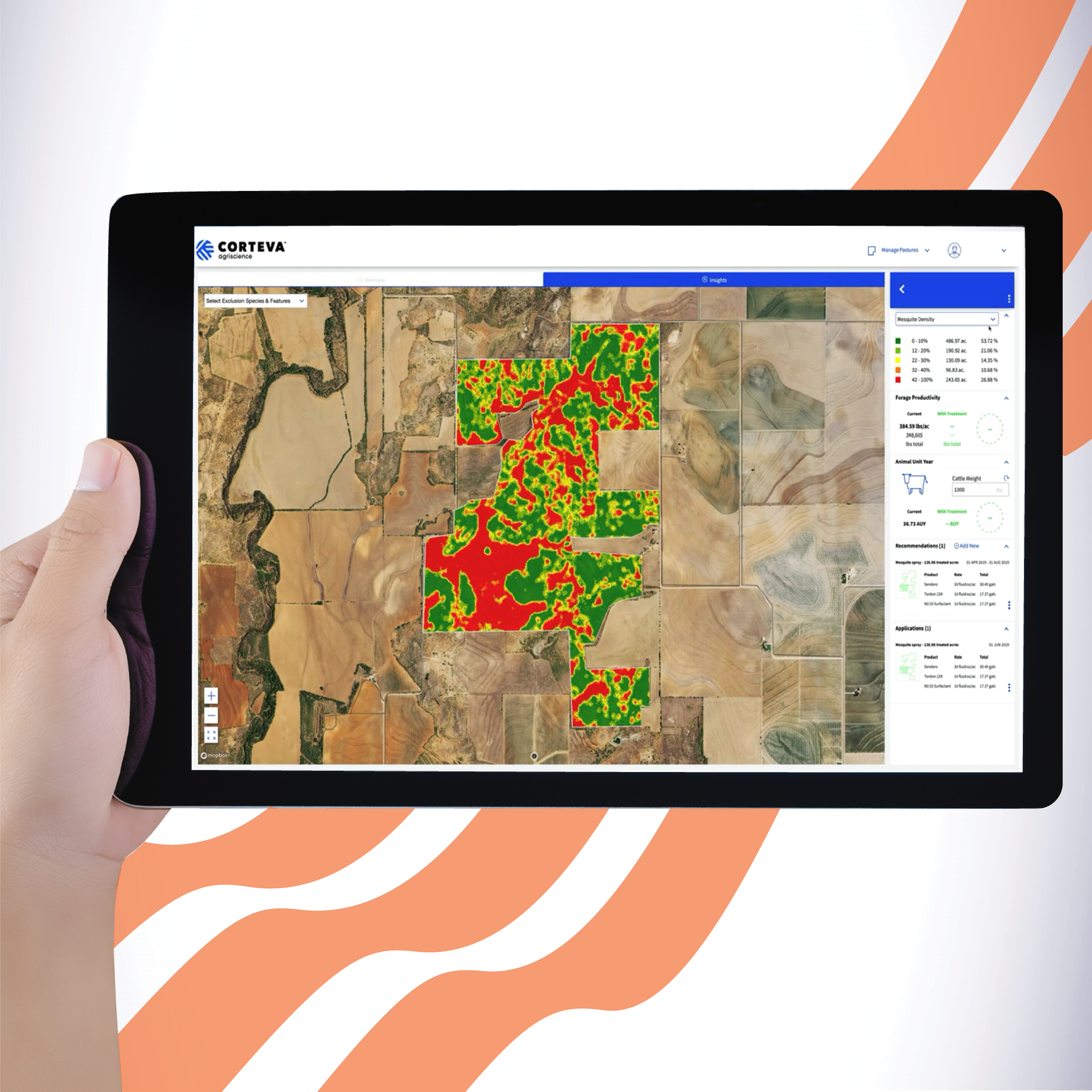 Tablet sendo segurado pela mão esquerda e na tela há um mapa com coloração variada.